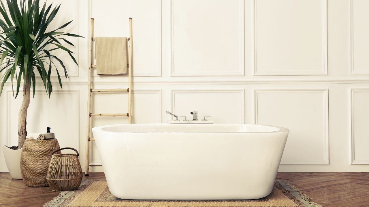 Baño estilo Japandi con decoración natural